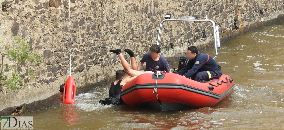 Salvado por Bomberos y Policía Local tras precipitarse al Río Guadiana
