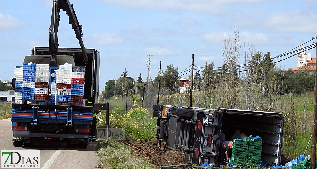 Vuelco de un tráiler en la carretera de Almendralejo