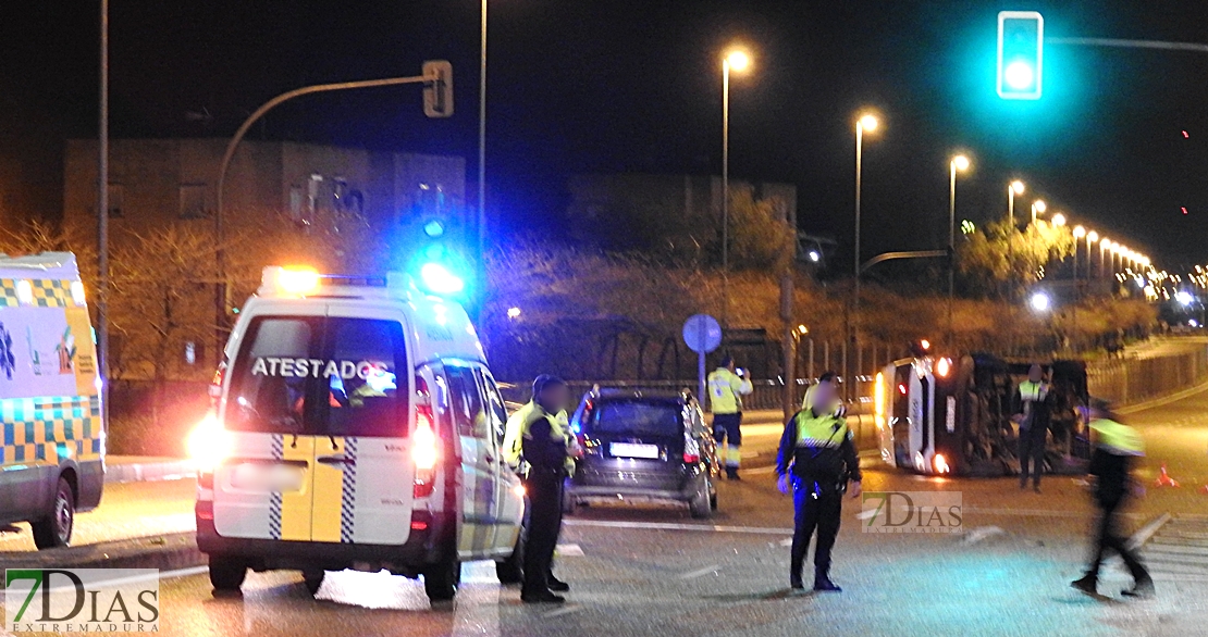 Accidente y vuelco de una ambulancia en Badajoz cuando se dirigía a una urgencia