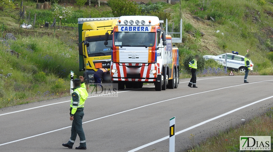 Accidente de un tráiler en la Roca de la Sierra (Badajoz)