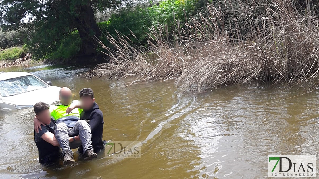 Los bomberos rescatan a un hombre tras la crecida del arroyo Limonete