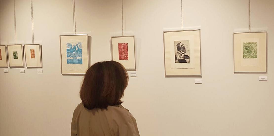 La joven artista Marta Sánchez expone sus grabados en Guijo de Granadilla