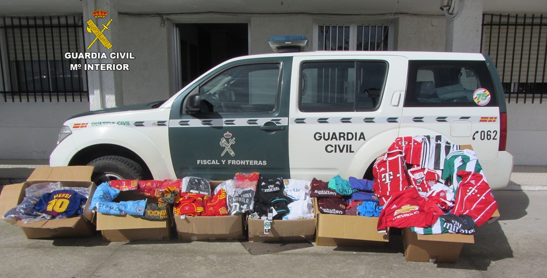 La Guardia Civil interviene en una romería equipaciones de fútbol con marca falsa