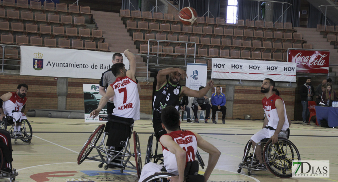 Imágenes del Izmir Buyuksehir 54 - 46 Mideba Extremadura