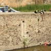 Salvado por Bomberos y Policía Local tras precipitarse al Río Guadiana