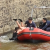 Salvado por Bomberos y Policía Local tras precipitarse al Río Guadiana