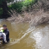 Los bomberos rescatan a un hombre tras la crecida del arroyo Limonete