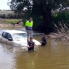 Los bomberos rescatan a un hombre tras la crecida del Arroyo Limonete