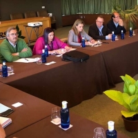 La consejera presenta a los tabaqueros el proyecto para reforzar la trazabilidad del sector