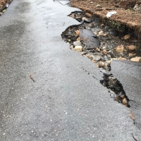 La pista que lleva hasta el embalse de Acebo, un peligro