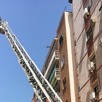 Los bomberos acceden a una vivienda por la ventana para asistir a una mujer