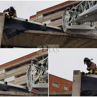 Retiran varias chapas de la cornisa de un gimnasio de Badajoz por seguridad