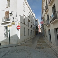 La calle Brocense, un paraíso sin ley