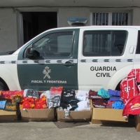 La Guardia Civil interviene en una romería equipaciones de fútbol con marca falsa