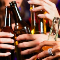 La Asamblea aprueba una ley para prevenir el consumo de alcohol en menores