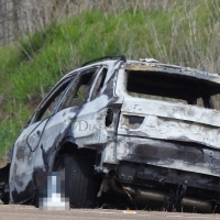 Investigan la aparición de un coche calcinado a las afueras de Badajoz