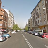 Aprovecha el semáforo en rojo para intentar robar a un conductor