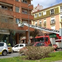 Los Bomberos ayudan a un vecino de San Fernando a entrar en su vivienda