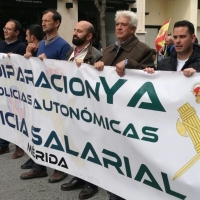 MANIFESTACIÓN: 400 guardias civiles y policías exigen equiparación salarial