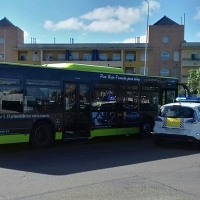 Accidente de un autobús urbano en una rotonda de Badajoz