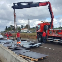 Un camión pierde su carga en la salida de Badajoz hacia Mérida