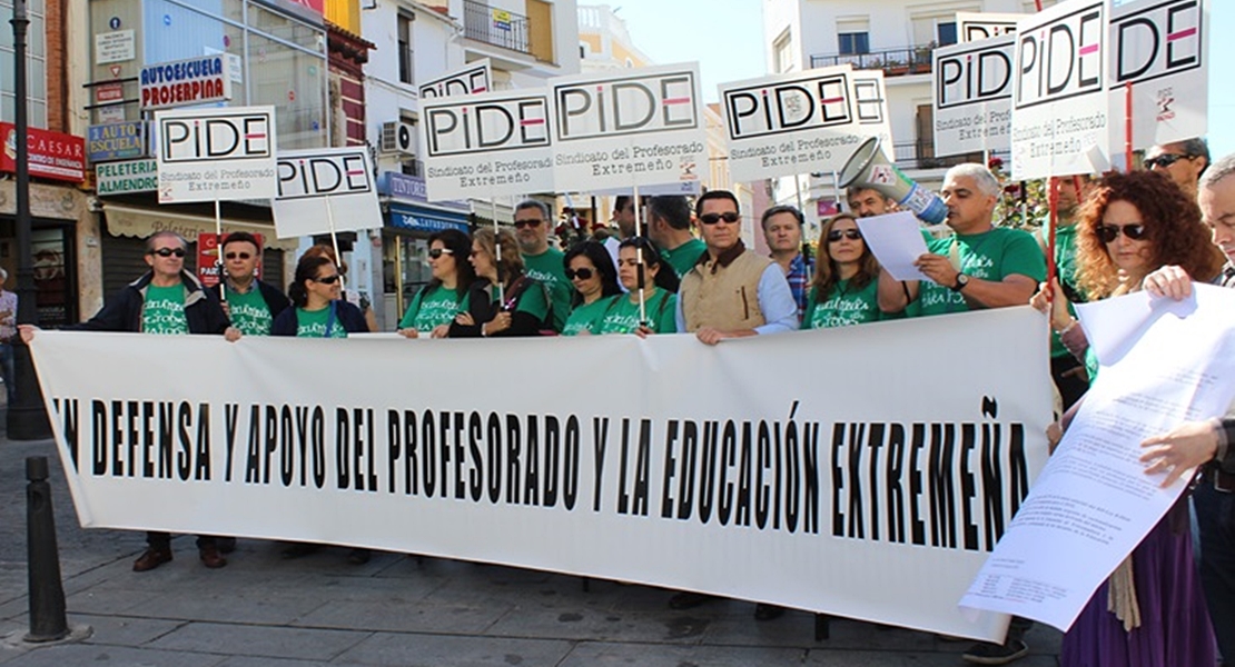 Docentes extremeños se manifestarán el lunes contra &quot;la pasividad de Vara&quot;