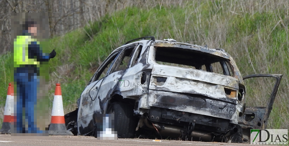 Investigan la aparición de un coche calcinado a las afuera de Badajoz