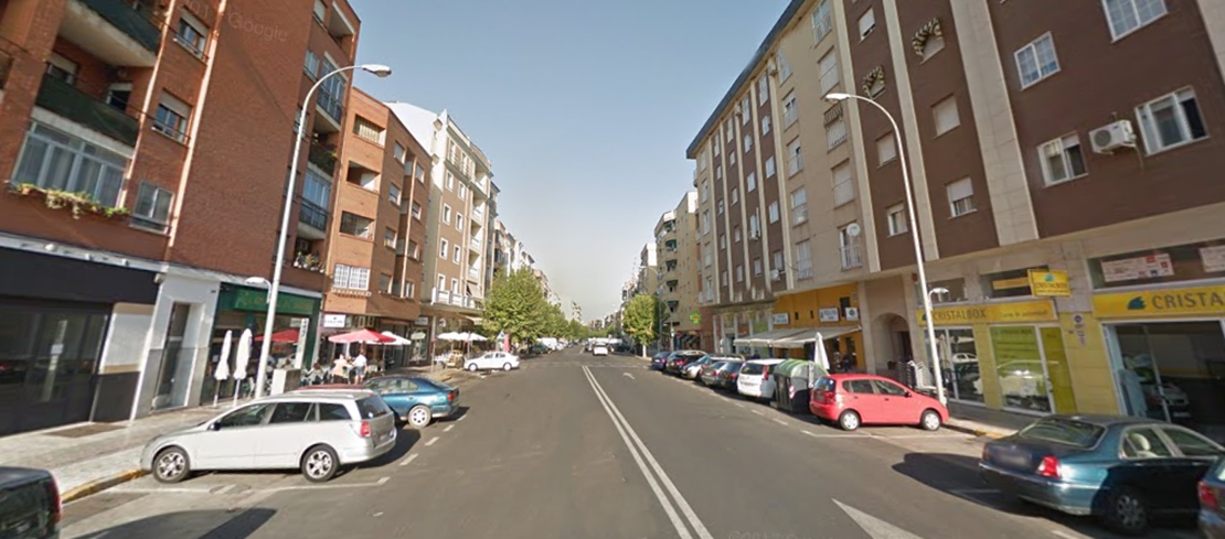 Aprovecha el semáforo en rojo para intentar robar a un conductor