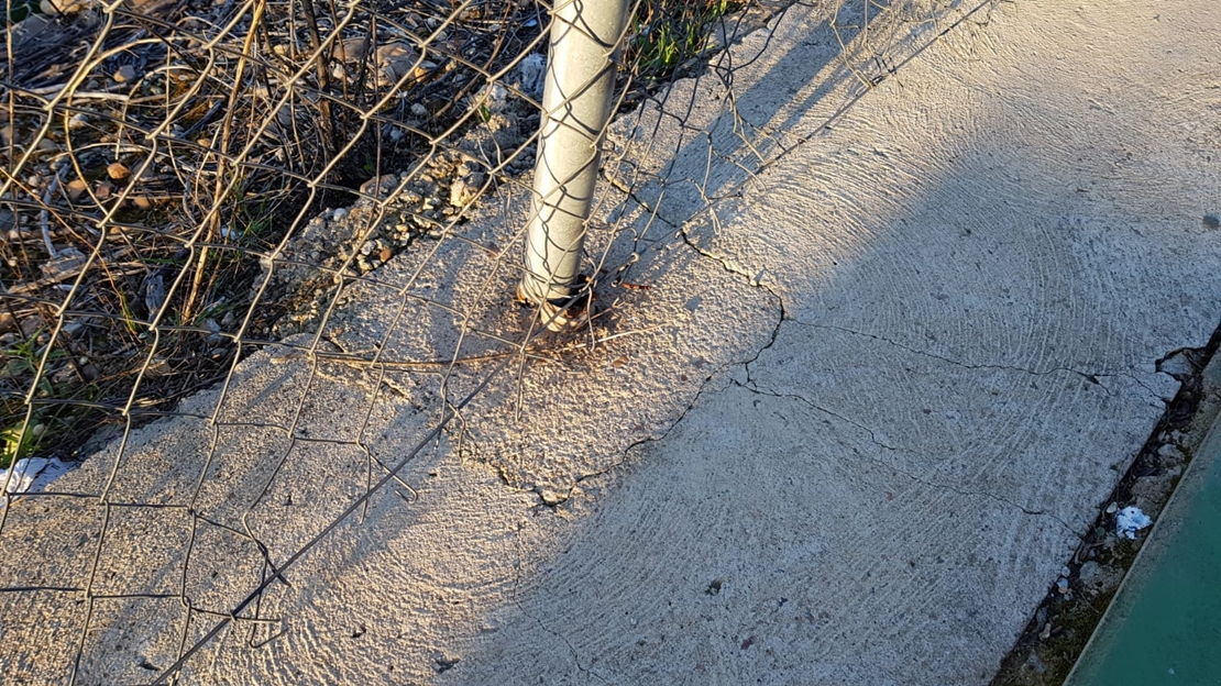 Temor en Cerro Gordo a que el viento derrumbe su pista deportiva