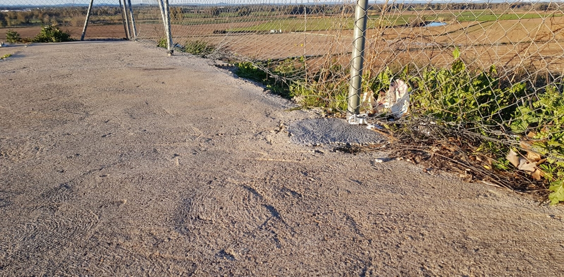 Temor en Cerro Gordo a que el viento derrumbe su pista deportiva