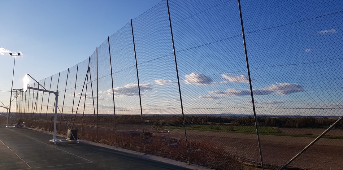 Temor en Cerro Gordo a que el viento derrumbe su pista deportiva