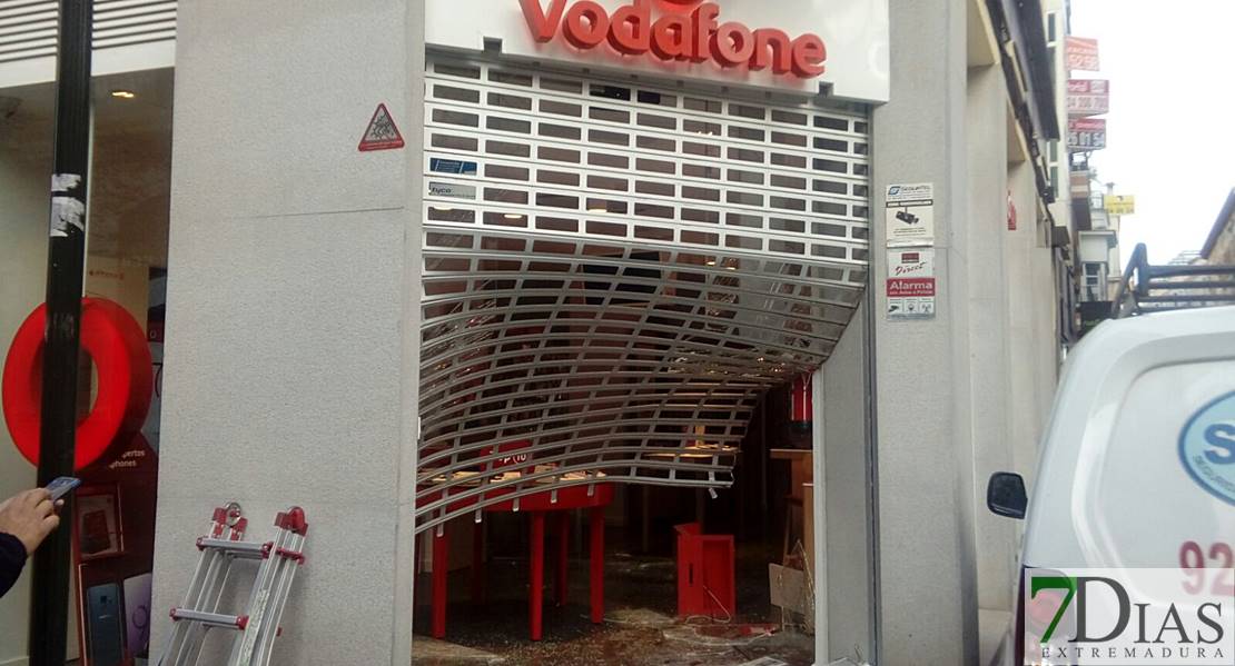 Robo por el método del &#39;alunizaje&#39; en una tienda de Vodafone en Badajoz