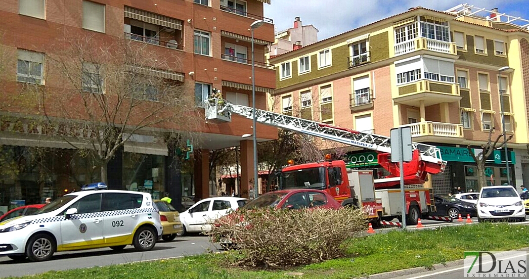 Los Bomberos ayudan a un vecino de San Fernando a entrar en su vivienda