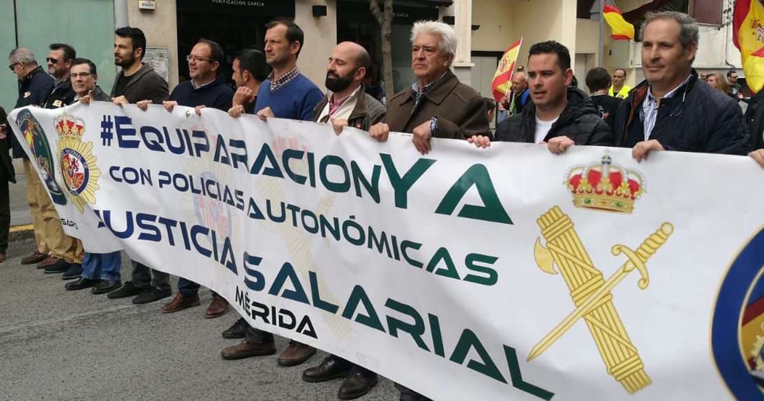 MANIFESTACIÓN: 400 guardias civiles y policías exigen equiparación salarial
