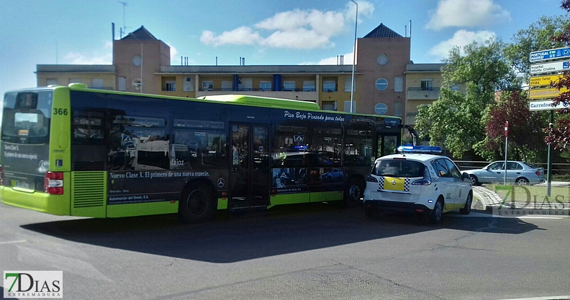 Accidente de un autobús urbano en una rotonda de Badajoz