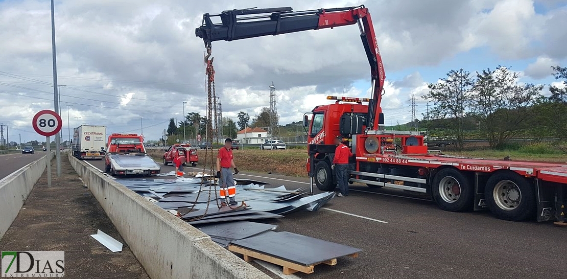 Un camión pierde su carga en la salida de Badajoz hacia Mérida