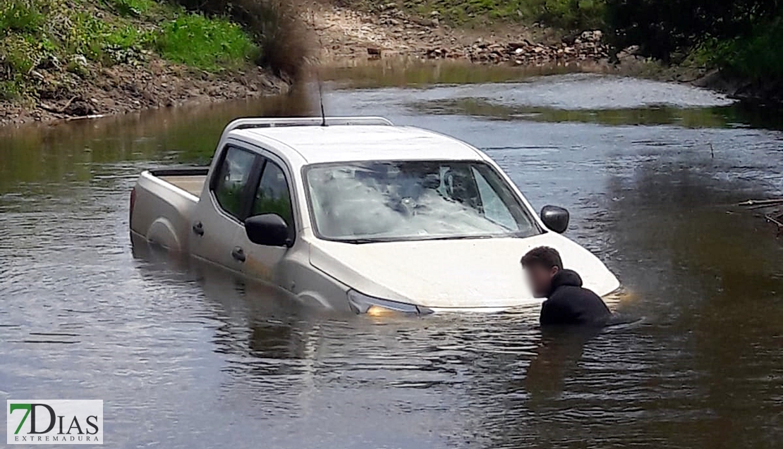 Los bomberos rescatan a un hombre tras la crecida del Arroyo Limonete