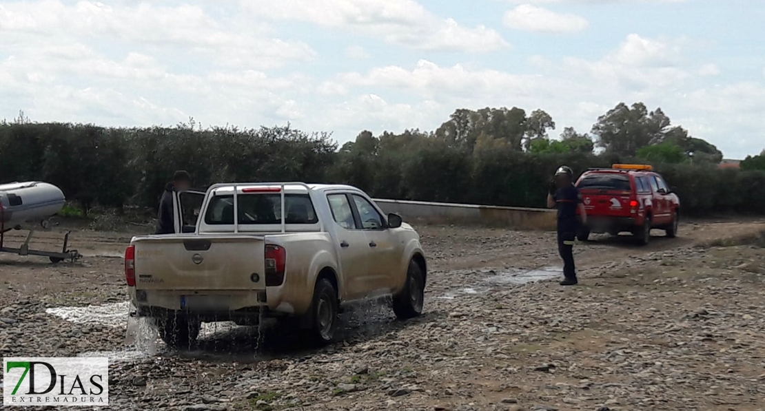 Los bomberos rescatan a un hombre tras la crecida del Arroyo Limonete