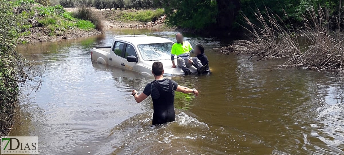 Los bomberos rescatan a un hombre tras la crecida del Arroyo Limonete