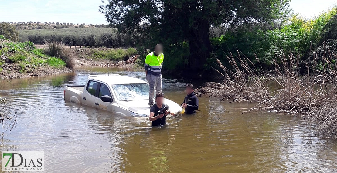 Los bomberos rescatan a un hombre tras la crecida del Arroyo Limonete