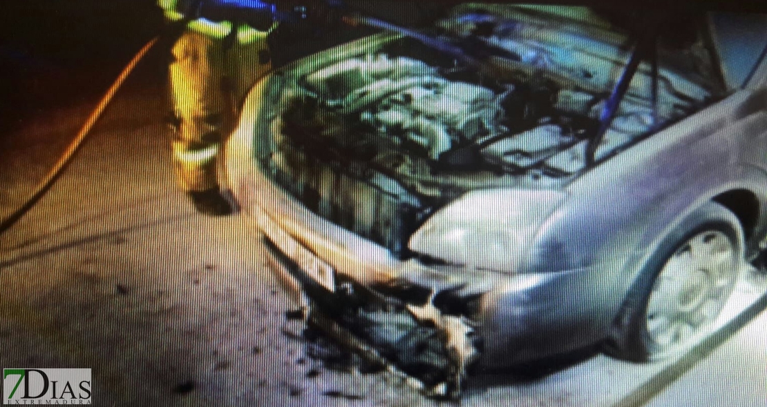 Arden dos coches más de madrugada en Badajoz