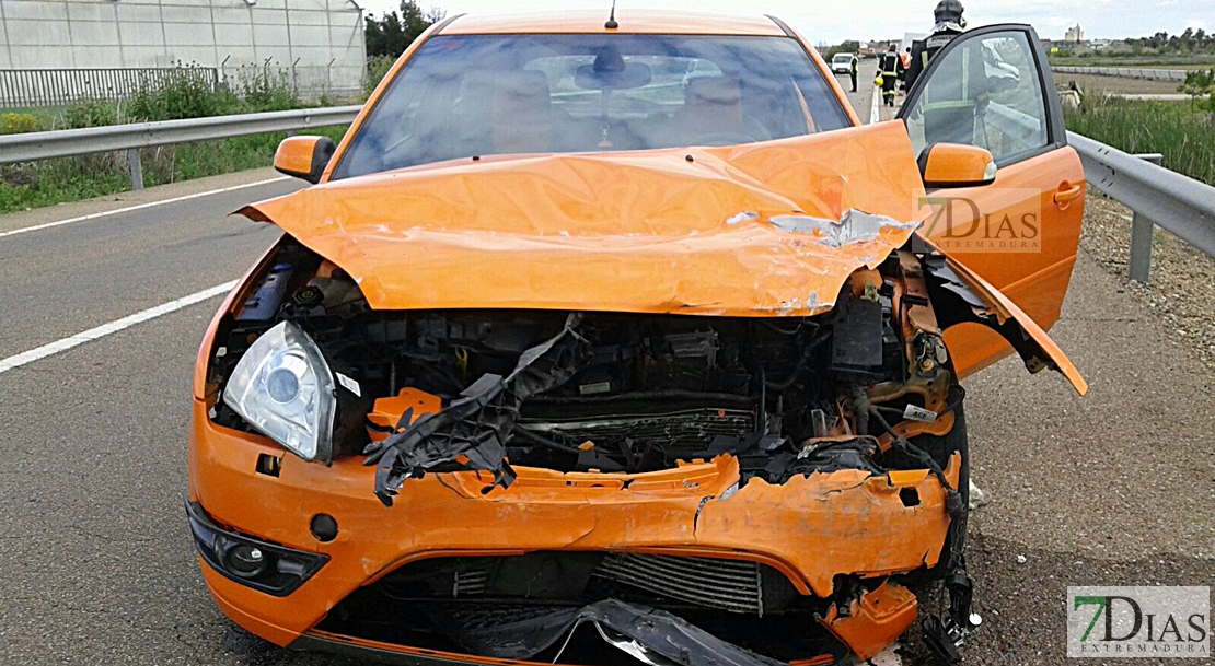 Grave tras sufrir una colisión frontal en la provincia de Badajoz