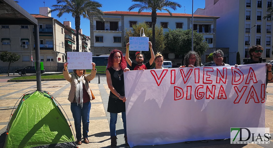 Una joven pacense acampa ante la casa de Vara para exigir una vivienda digna