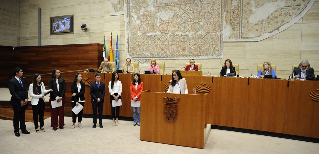 Estudiantes de Badajoz se convierten en diputados por un día