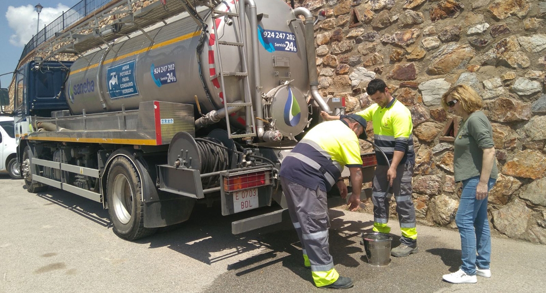 El agua corriente vuelve a los grifos de Hornachos pero no se puede beber