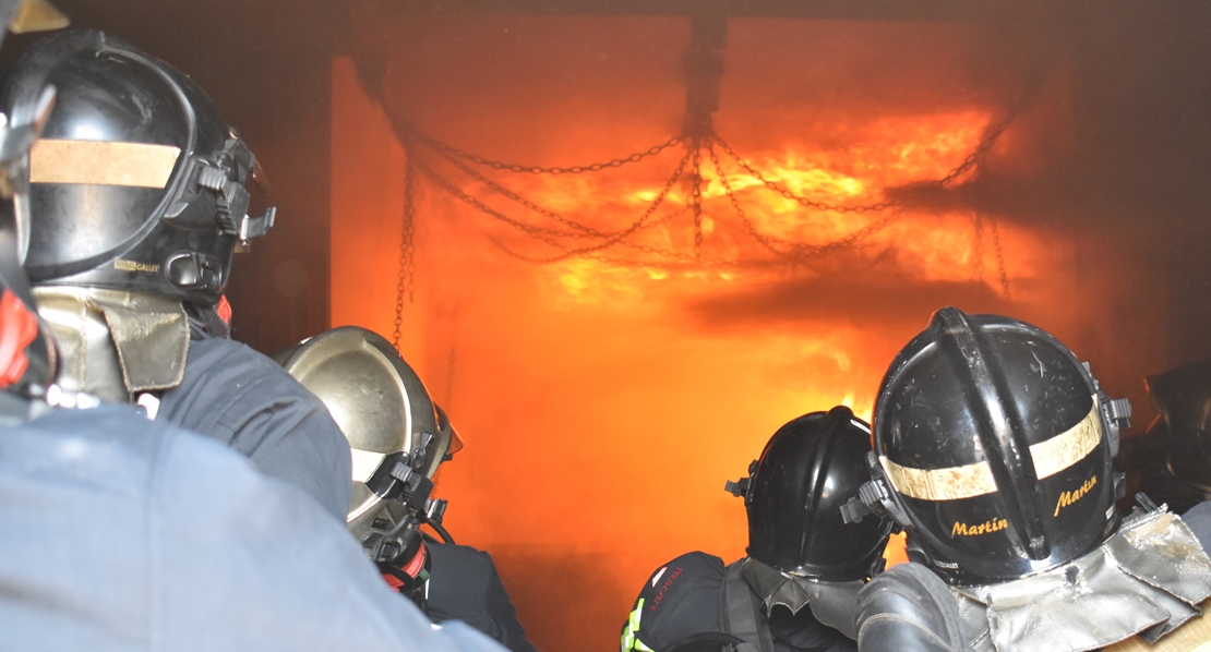 Los bomberos estudian el comportamiento del fuego dentro de un contenedor para flashover