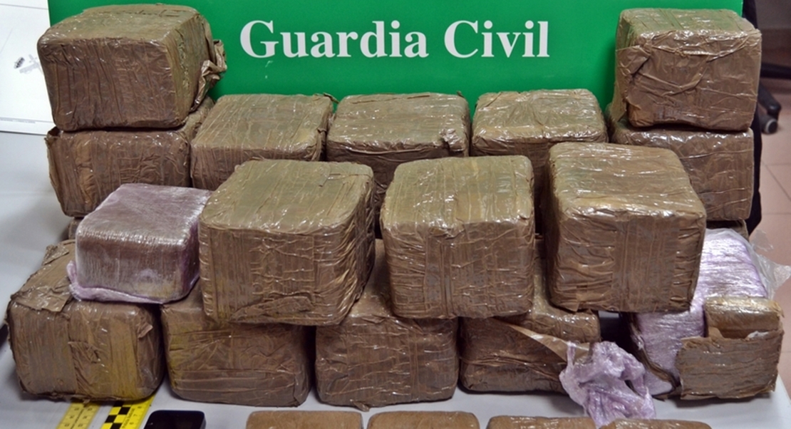 Arroja 21 kilos de hachís a la cuneta para librarse de la Guardia Civil