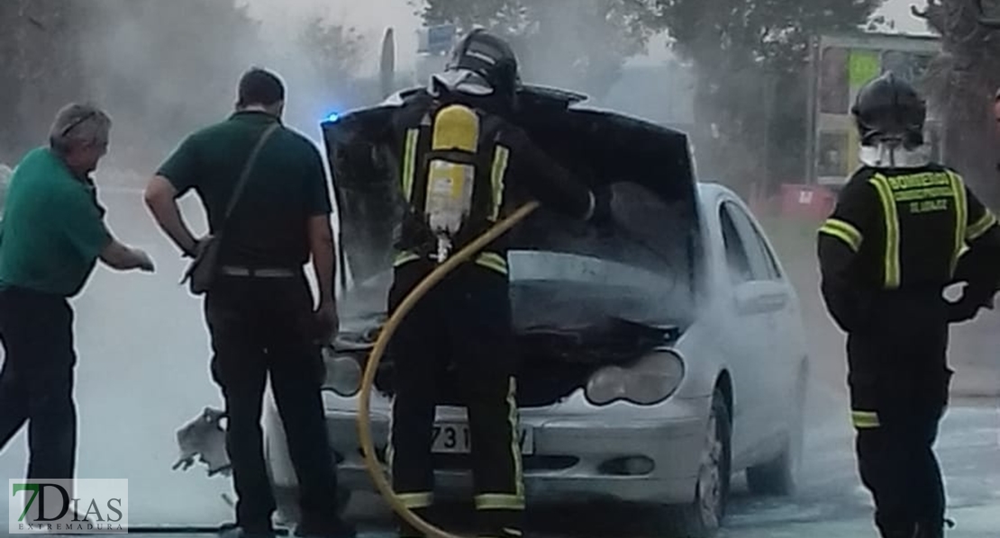 El fuego causa graves daños a un vehículo en una rotonda