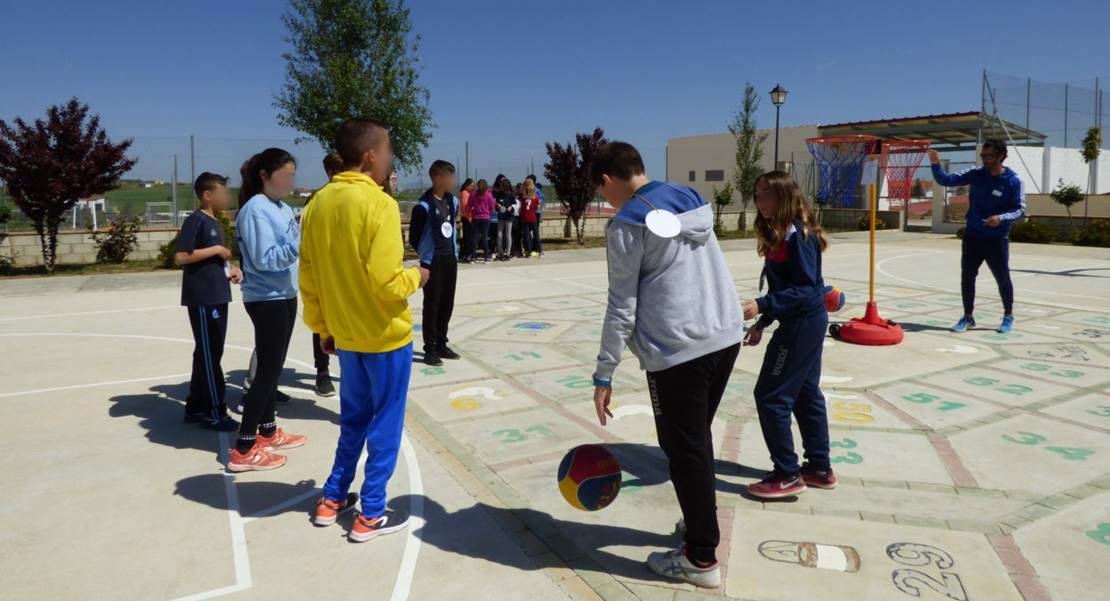 Una convivencia lúdico-deportiva conecta a escolares de Llerena y al CPR de Azuaga