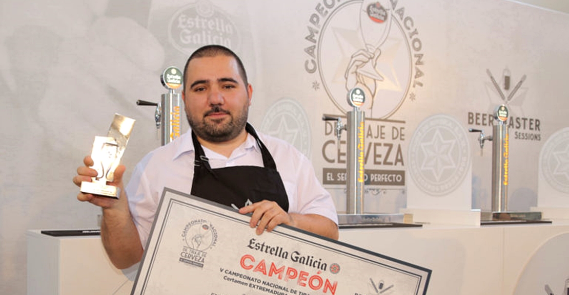 Dos hosteleros extremeños aspiran a ser campeones nacionales de tiraje de cerveza